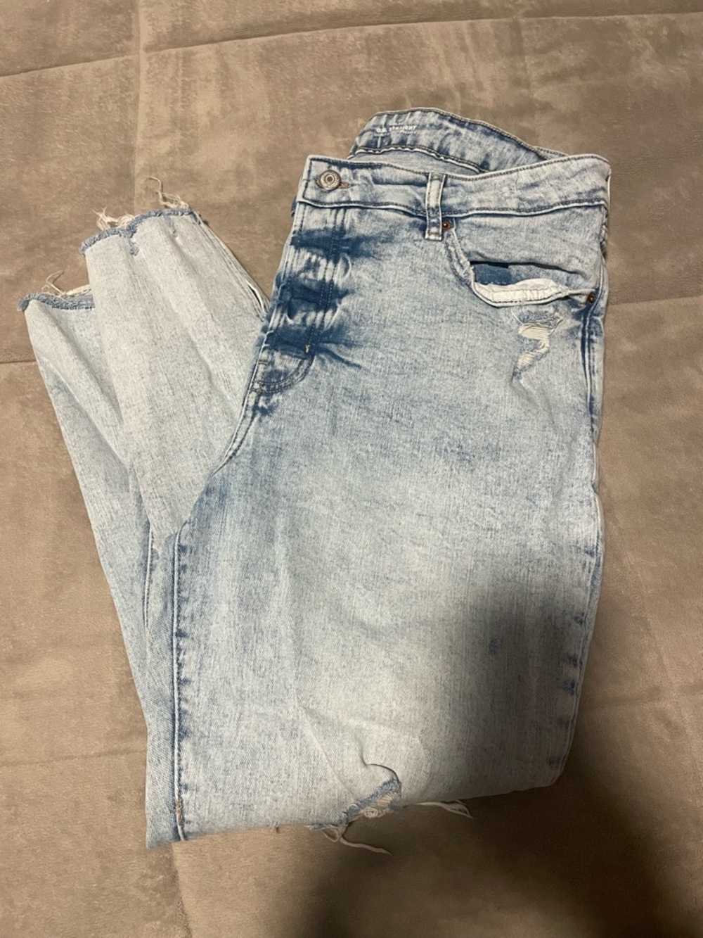 Light Wash Distressed Women’s Jeans